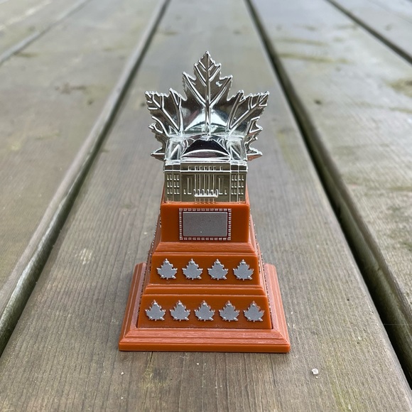 Vintage 2003 McDonald’s NHL’s Greatest Trophies Miniature Conn Smythe Trophy - Picture 6 of 13